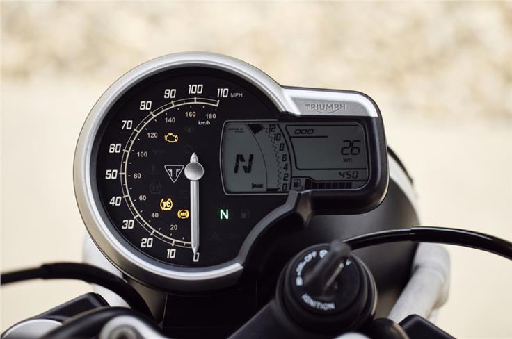 The digi-analogue dash on the new Triumph 400s features a large speedometer and a digital tachometer.